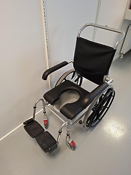 Toilet/badestol med store drivhjul