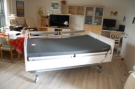 næsten ny ekstra bred plejeseng sælges