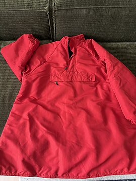 flot rød forårsjakke til kørestolsbruger