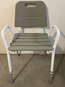 stabil badestol der har armlæn og aftagelig ryg