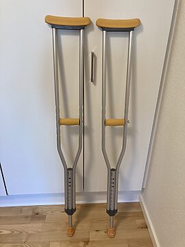 næsten nye krykker-underarmsmodel