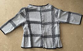 kasse med tøj til kørestolsbrugere -