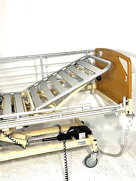 plejeseng med sengeheste, brugt