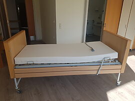 plejeseng næsten som ny sælges