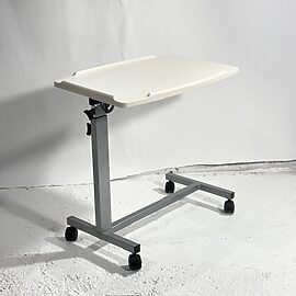 Højdeindstilleligt sengebord, pæn stand
